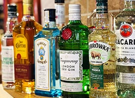 バーカウンターに並ぶスピリッツボトルの写真