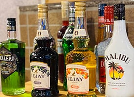 ガラス容器に入ったリキュールと果実の写真