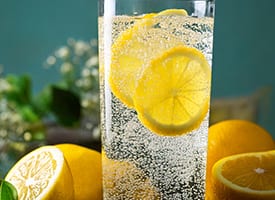 レモンスライスが入ったグラスのレモンサワー写真